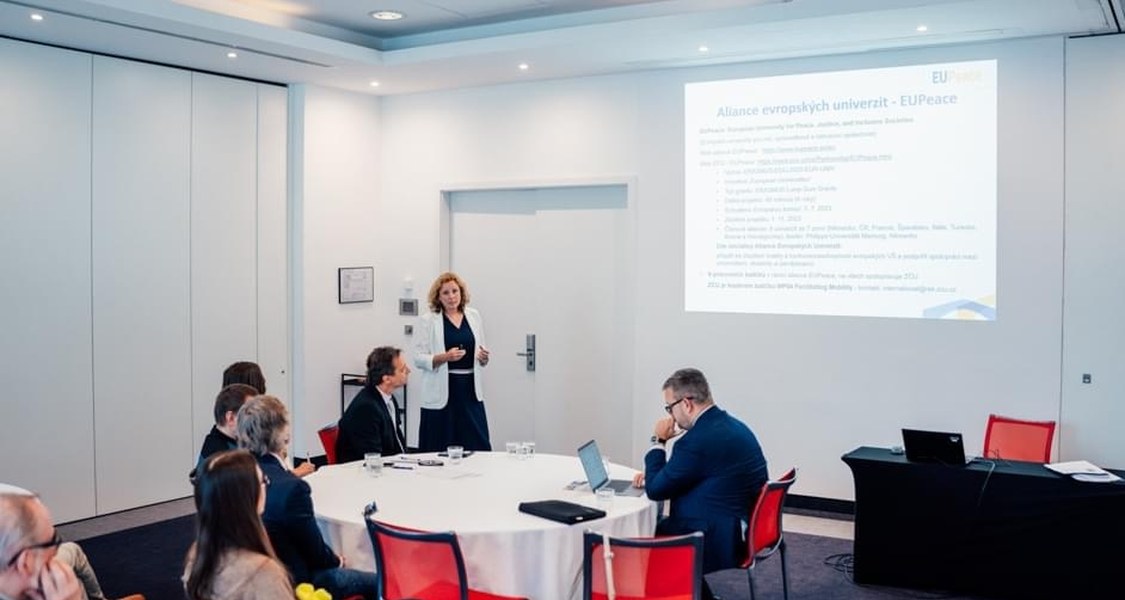 Jana Ovsjanniková gives presentation in front of participants of the International Staff Week of University of Salerno.